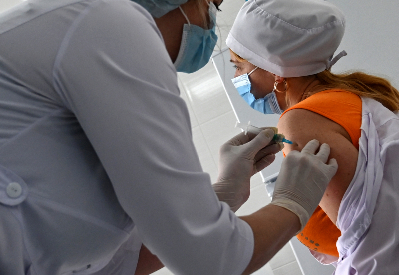 Несколько стран приостановили использование вакцины AstraZeneca от коронавируса. Действительно ли она опасна?