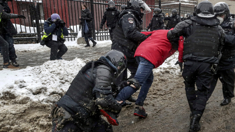 Охранника в Петербурге приговорили к году колонии-поселения: он толкнул росгвардейца на митинге 31 января