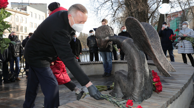 Петербургские власти открыли памятник погибшим в пандемию врачам &laquo;в тайне&raquo; от его инициаторов