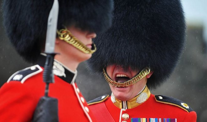 Почему британские гвардейцы носят такие странные шапки