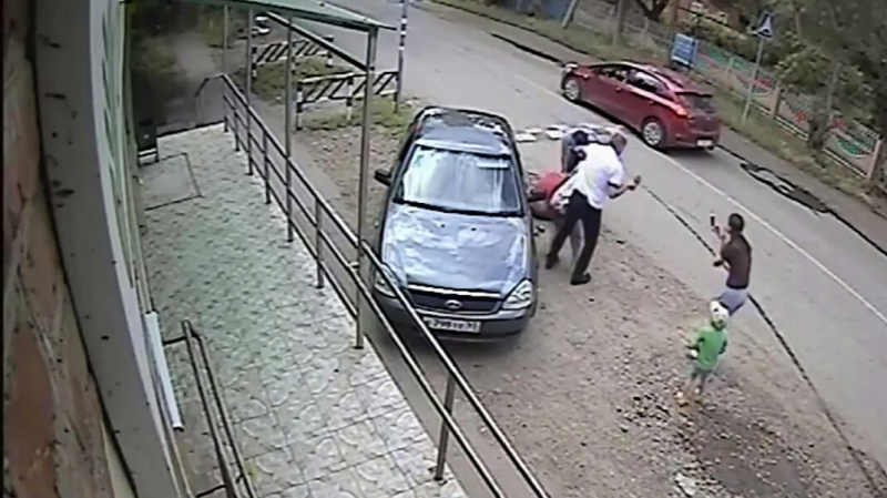 Полицейские на Кубани избили мужчину в ответ на замечание о парковке. Он гулял с ребёнком