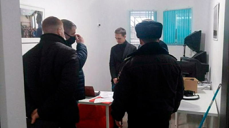 Полиция пришла в штаб Навального в Твери. Они опрашивают присутствующих на тему подброшенной дымовой шашки