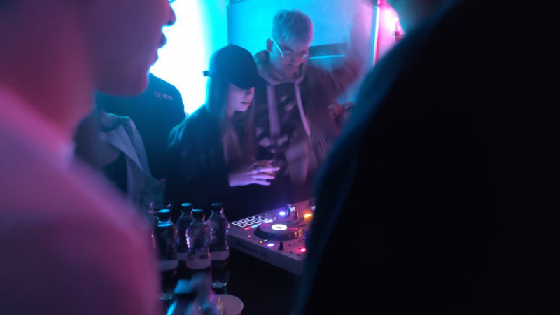 Предполагаемая третья дочь Путина сыграла диджейский сет в модном московском клубе в сопровождении охраны