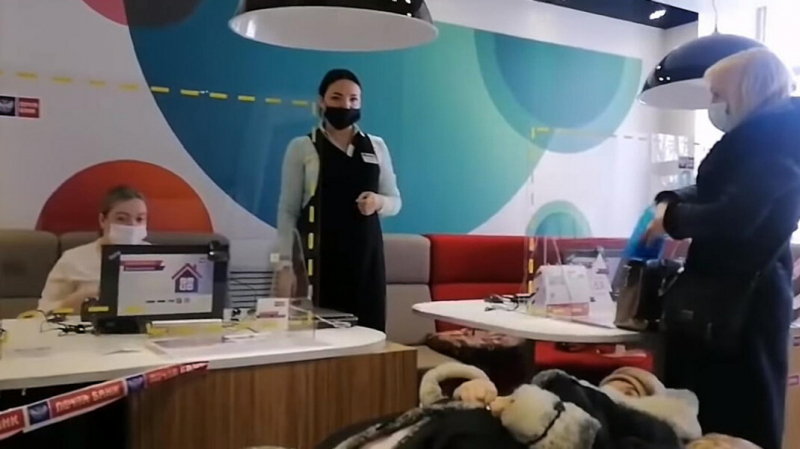 Прокуратура начала проверку &laquo;Почта Банка&raquo; из-за инцидента с пенсионеркой на носилках