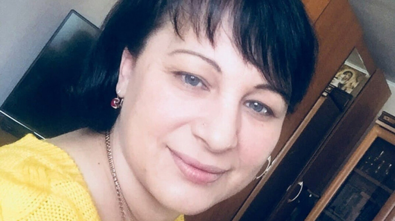 &laquo;Психи какие-то&raquo;. Полицейские в Сургуте избили на улице невиновную женщину, заковав её мужа в наручники