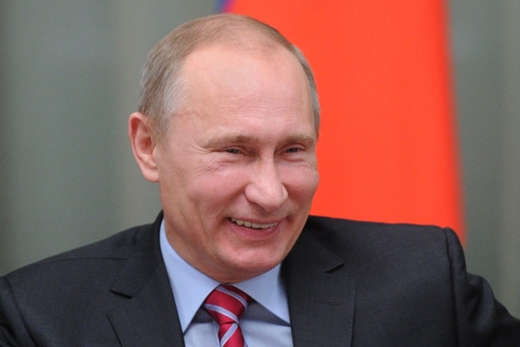 Путин в поздравлении с 8 марта заявил, что роль женщины &ndash; в сбережении &ldquo;истинных ценностей&rdquo;