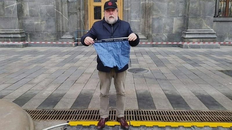 Режиссёра Манского оштрафовали за пикет с трусами у здания ФСБ на Лубянке