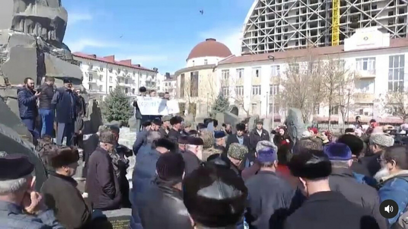 «Руки прочь от нашего народа». В Грозном прошел митинг из-за статьи о внесудебных казнях чеченцев