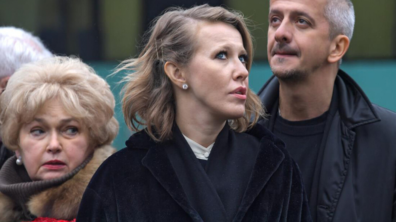 &laquo;С мамой у меня сложные отношения&raquo;. Собчак ответила на слова сенатора Нарусовой о &laquo;бомжового вида&raquo; пикетчиках