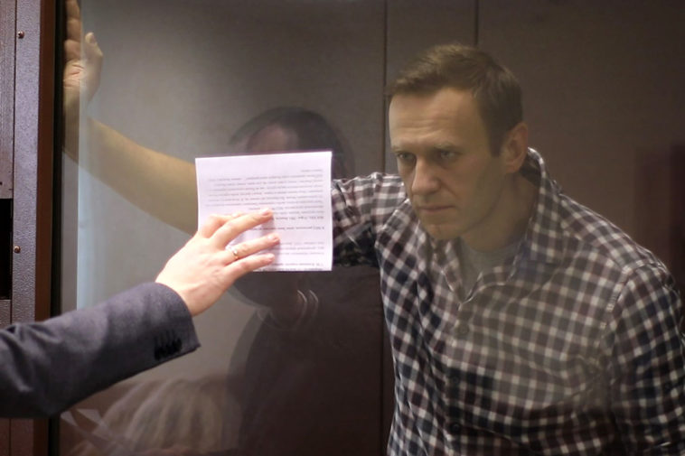 С Навального взыскали 500 тысяч рублей по иску Пригожина из-за слов &ldquo;ворюга&rdquo; и &ldquo;тухлятина&rdquo;