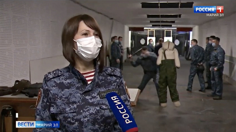 Сотрудница Росгвардии рассказала о мечте &laquo;работать с людьми&raquo; на фоне избиения манекена дубинкой