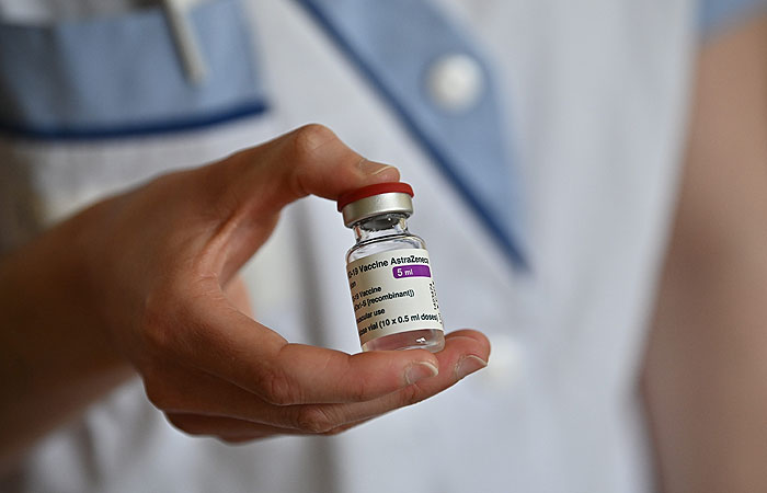 Ученые объяснили появление тромбов после прививки AstraZeneca аутоиммунной реакцией