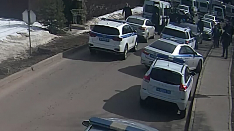 В элитном посёлке в Подмосковье мужчина открыл стрельбу по прохожим и силовикам