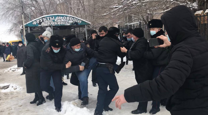 В Казахстане сотни человек вышли на митинги против строительства в стране новых китайских заводов. Есть задержанные