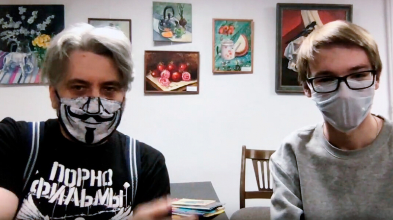 В Петербурге депутата вызвали в полицию из-за футболки с названием группы &laquo;Порнофильмы&raquo;