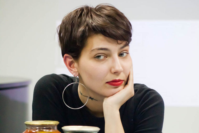 В Петербурге на выходе из дома задержали художницу и активистку Катрин Ненашеву