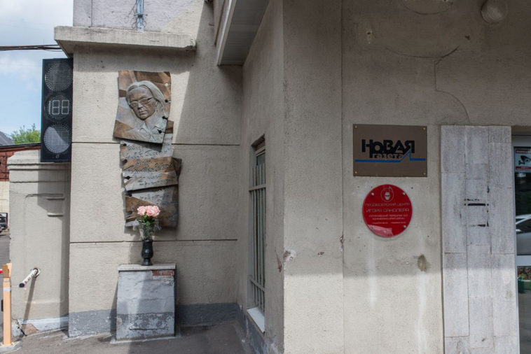 В сети появилось видео распыления газа у редакции &laquo;Новой&raquo;. На кадрах &mdash; человек в форме &laquo;Яндекса&raquo;