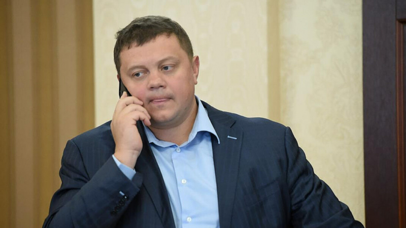 Вице-премьера Крыма, устроившего прогулку в разгар карантина, оштрафовали за отказ надеть маску в самолёте