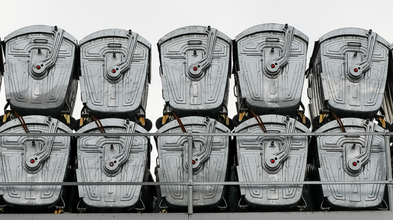 Власти предложили решить проблему с нехваткой мусорных контейнеров в России с помощью заключённых