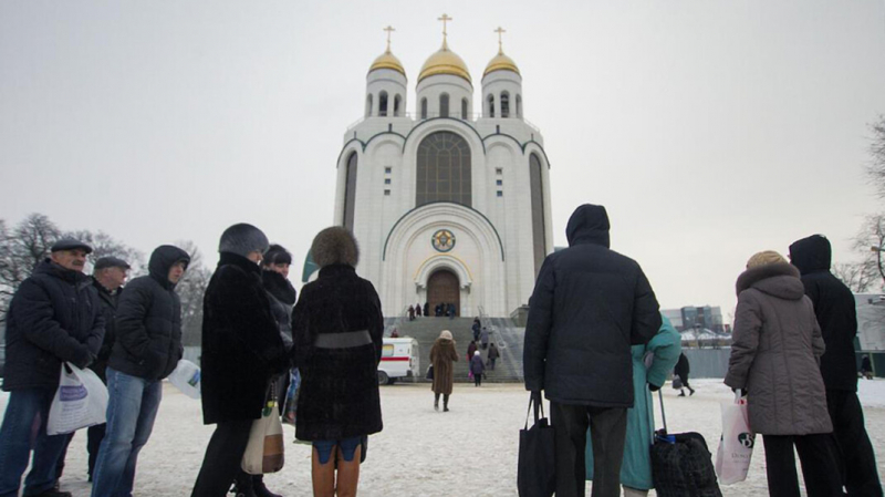 Военных, помывших обувь святой водой, оштрафовали. В их действиях увидели &laquo;невербальное оскорбление верующих&raquo;