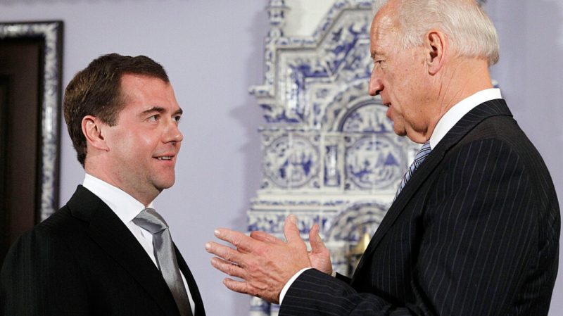 &laquo;Время его не пощадило&raquo;. Медведев процитировал Фрейда в ответ на слова Байдена о &laquo;Путине-убийце&raquo;