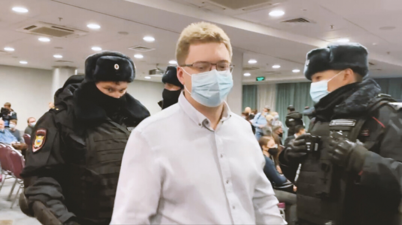 &laquo;Всех задерживаем&raquo;. Полиция пришла на форум независимых депутатов в Москве