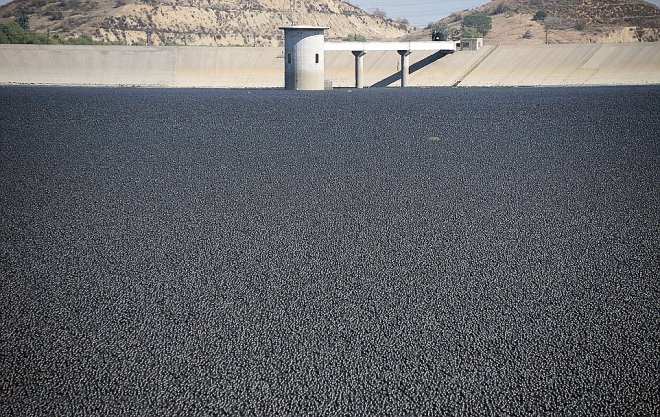 Зачем в воду сбросили 96 миллионов пластиковых шаров?