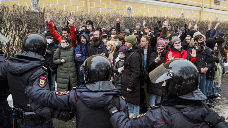 Житель Петербурга, на которого силовик направил пистолет на митинге, получил условный срок