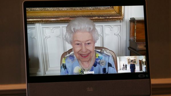 Первые фото: Елизавета II вернулась к исполнению монарших обязанностей