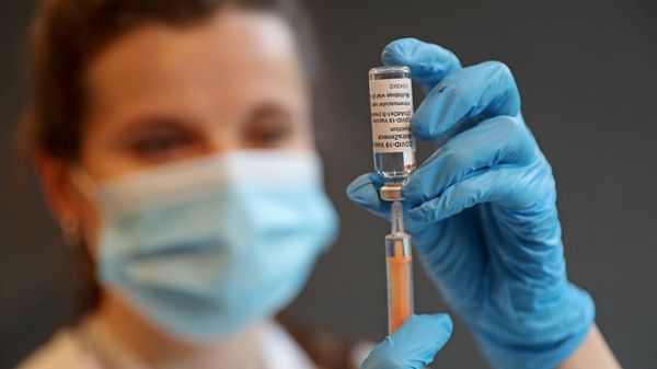 Британский регулятор: польза от вакцины AstraZeneca превышает риски, но молодым лучше ее избегать