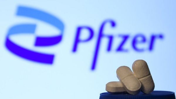 Коронавирус в мире: в Индии умерших жгут на парковках, Pfizer обещает таблетки от Covid-19 к концу года