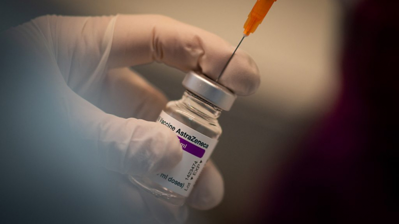 Коронавирус: американцам не советуют посещать 80% планеты, Оксфорд заражает переболевших по новой