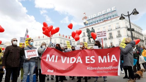 Помощь неизлечимо больным или узаконенное убийство? Во Франции обсуждают легализацию эвтаназии
