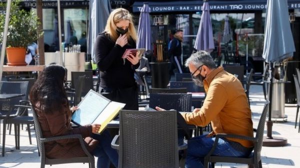 Коронавирус в мире: Pfizer может не помочь против южноафриканского штамма, в Европе продолжают снимать ограничения