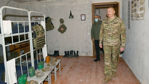 Каски, одежда и куклы в форме армянских солдат стали экспонатами в азербайджанском парке