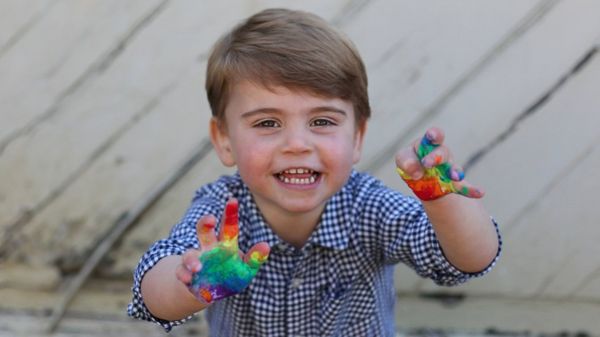 Принцу Луи - два года. Он тоже не остался в стороне от борьбы с коронавирусом