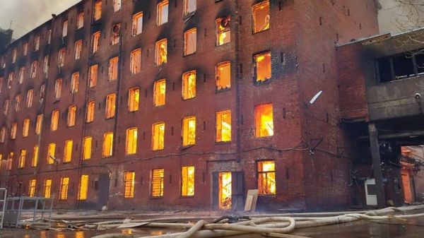 Историческое здание "Невской мануфактуры" тушат второй день