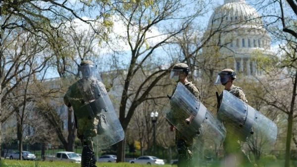 В Вашингтоне перекрыт Капитолий. Задержан мужчина, пытавшийся протаранить заграждения