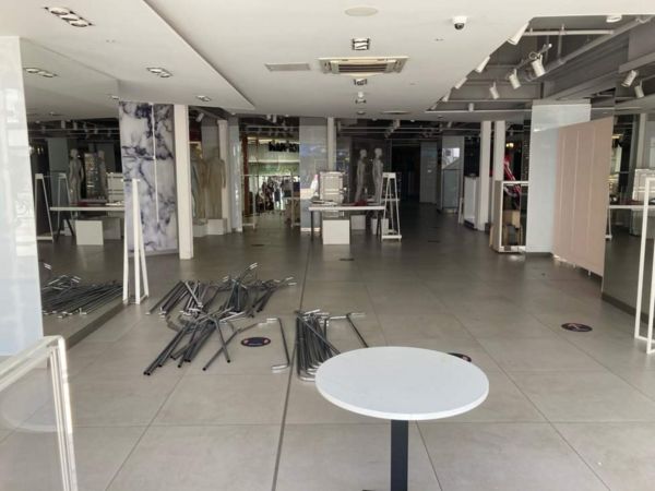 Коронавирус: в Англии открываются пабы, магазины и бассейны, люди ликуют