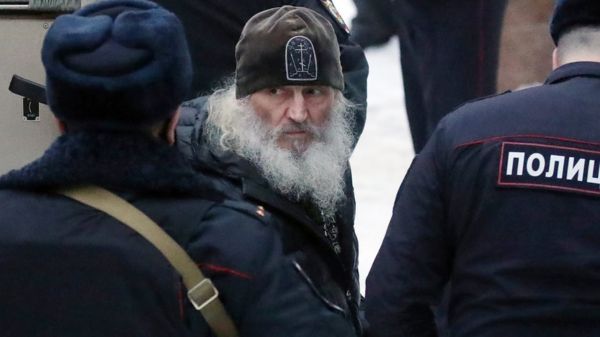 "Выпилили все двери". Приставы выселили обитателей Среднеуральского монастыря