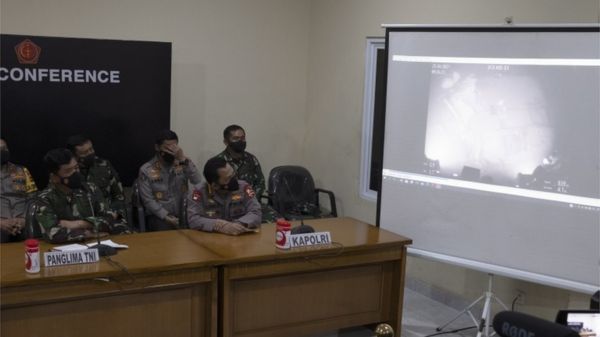 Индонезийскую подлодку нашли расколотой на три части. Погибли все 53 члена экипажа