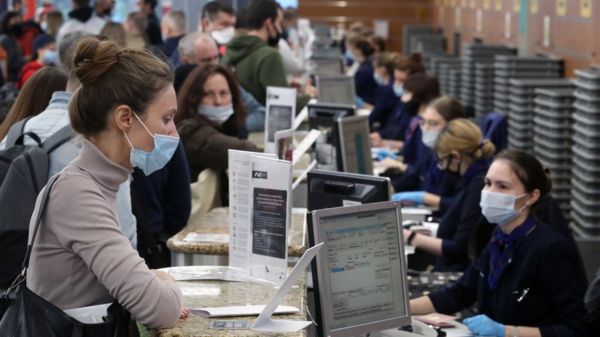 "Честно, в шоке все". Что делать туристам после закрытия перелетов в Турцию?