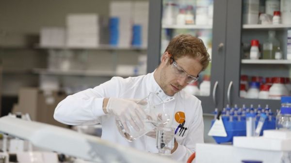 Коронавирус: американцам не советуют посещать 80% планеты, Оксфорд заражает переболевших по новой