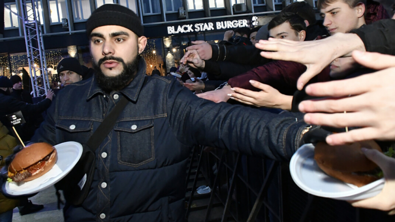 &laquo;Аэрофлот&raquo; потратит 4,4 млн рублей на еду от Black Star Burger для своих пассажиров