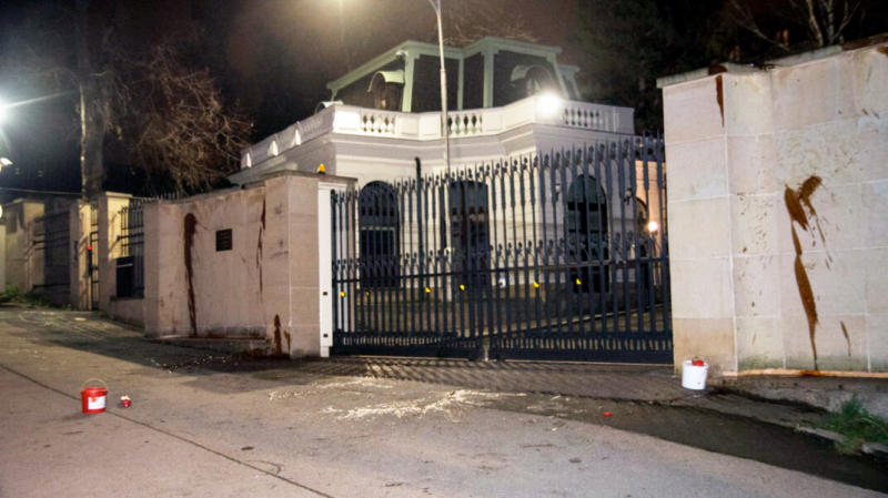 Активисты облили забор российского посольства в Чехии кетчупом. Их задержали