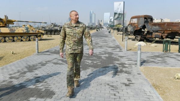 Каски, одежда и куклы в форме армянских солдат стали экспонатами в азербайджанском парке