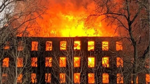 Сильный пожар вспыхнул в здании "Невской мануфактуры" в Петербурге