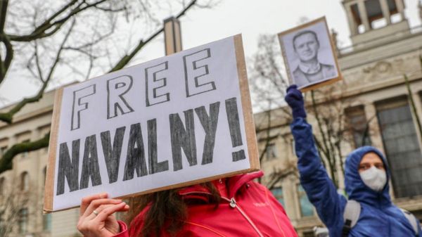 &ldquo;Может умереть в любой момент&rdquo;. Почему врачи призывают срочно спасать Навального