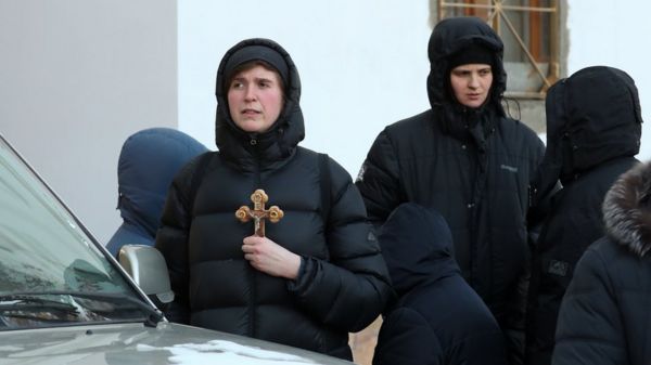 "Выпилили все двери". Приставы выселили обитателей Среднеуральского монастыря