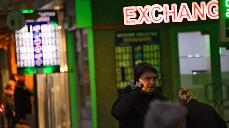 Доллар подскочил до 77 рублей впервые за пять месяцев. Это связывают с обострением на Украине